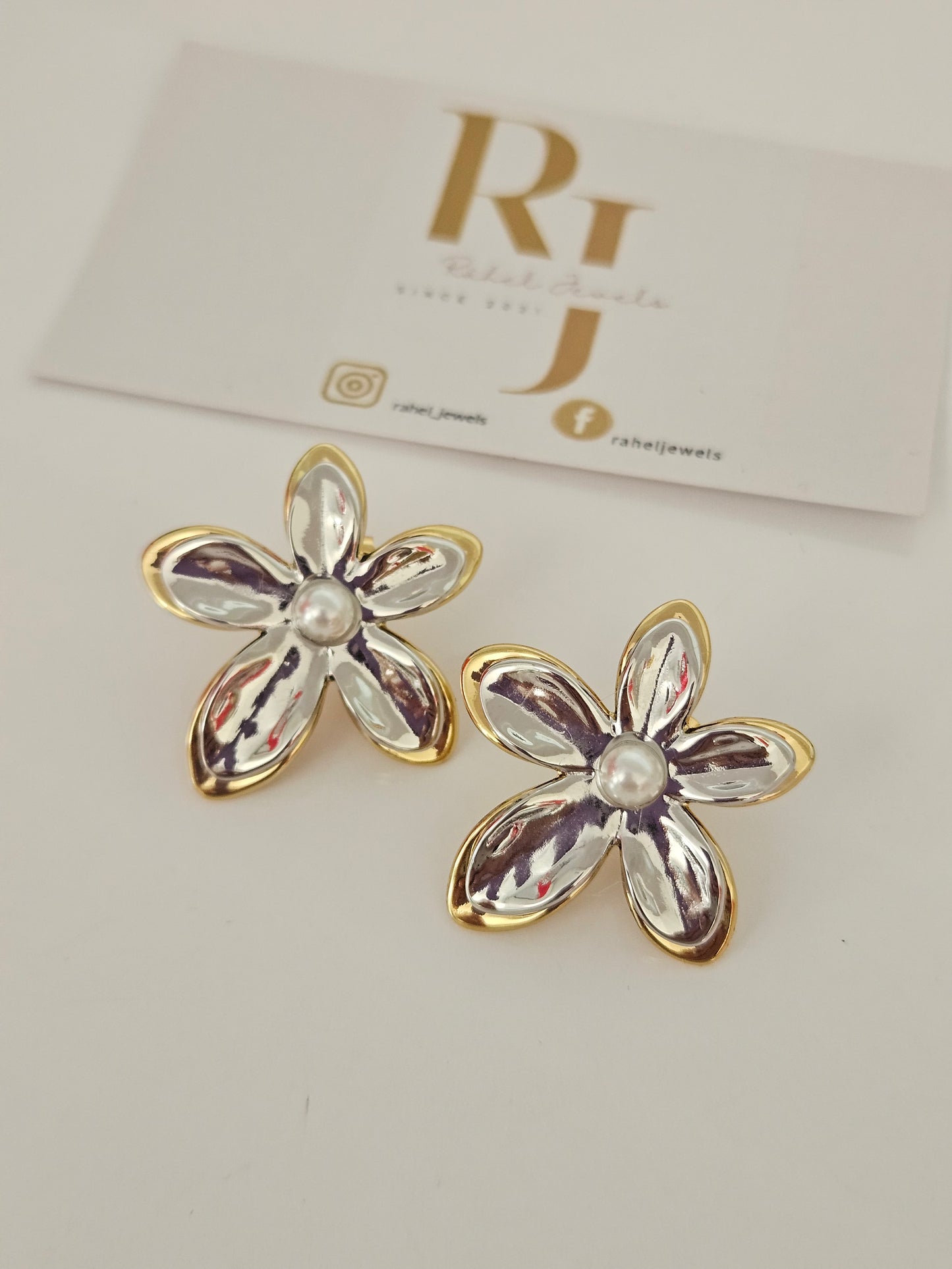 CHIC FLOWER EARRINGS