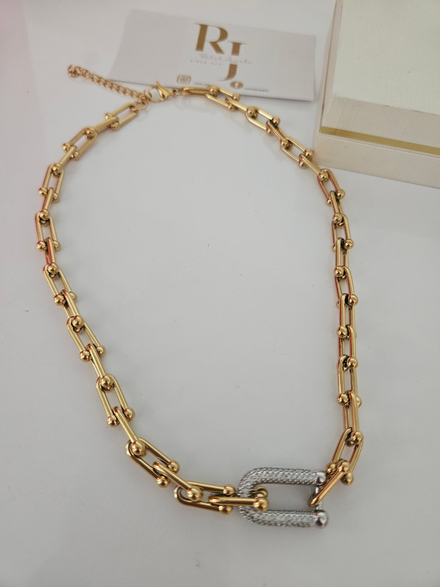 CHIC NECKLACE