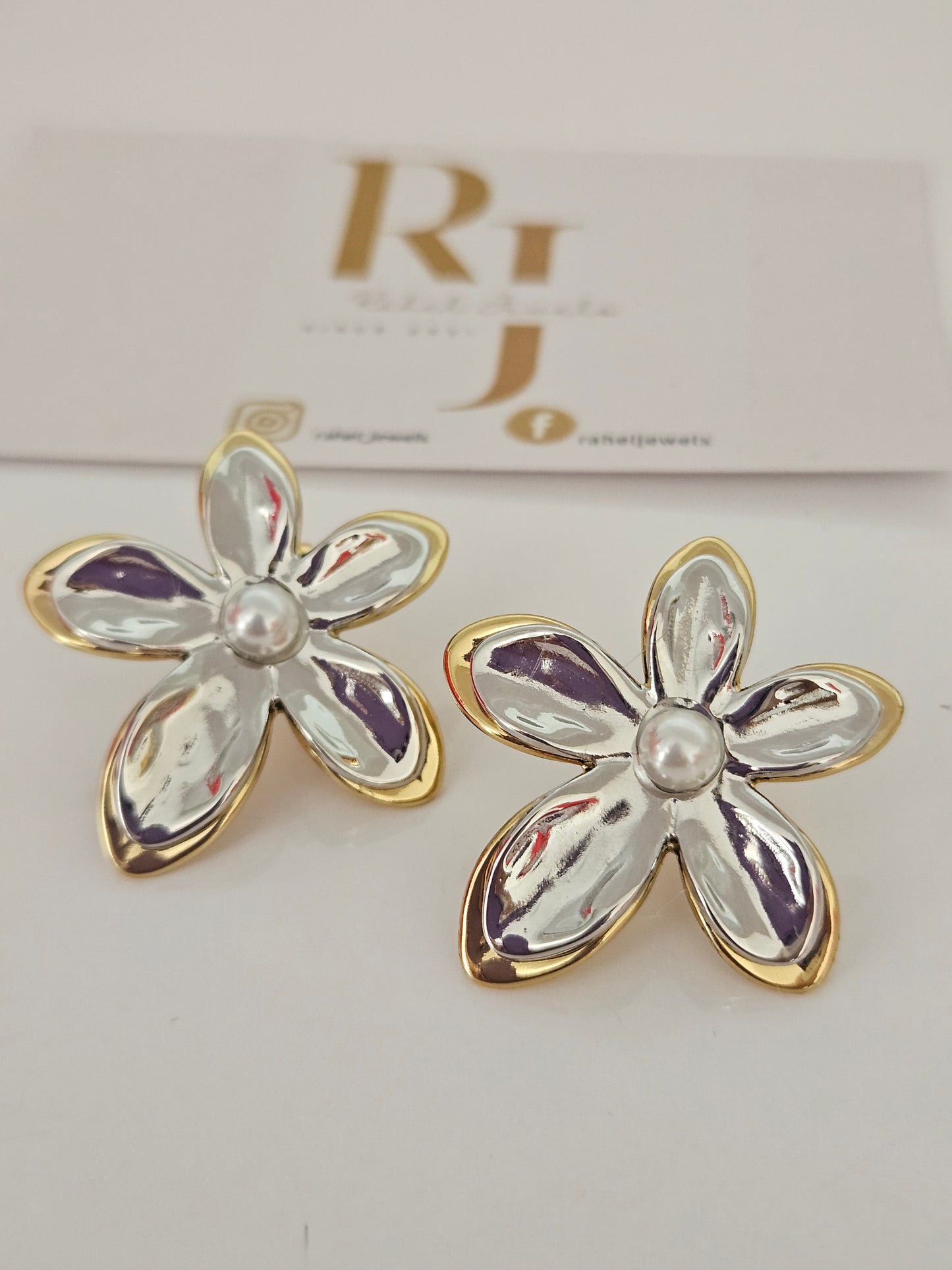 CHIC FLOWER EARRINGS