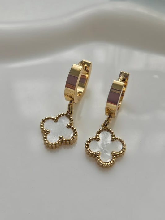Trebol White Earrings