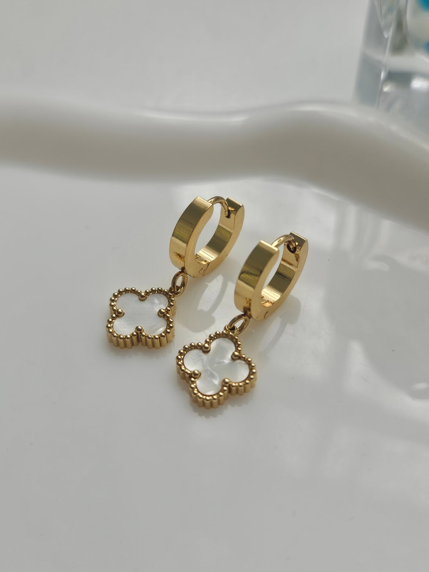 Trebol White Earrings