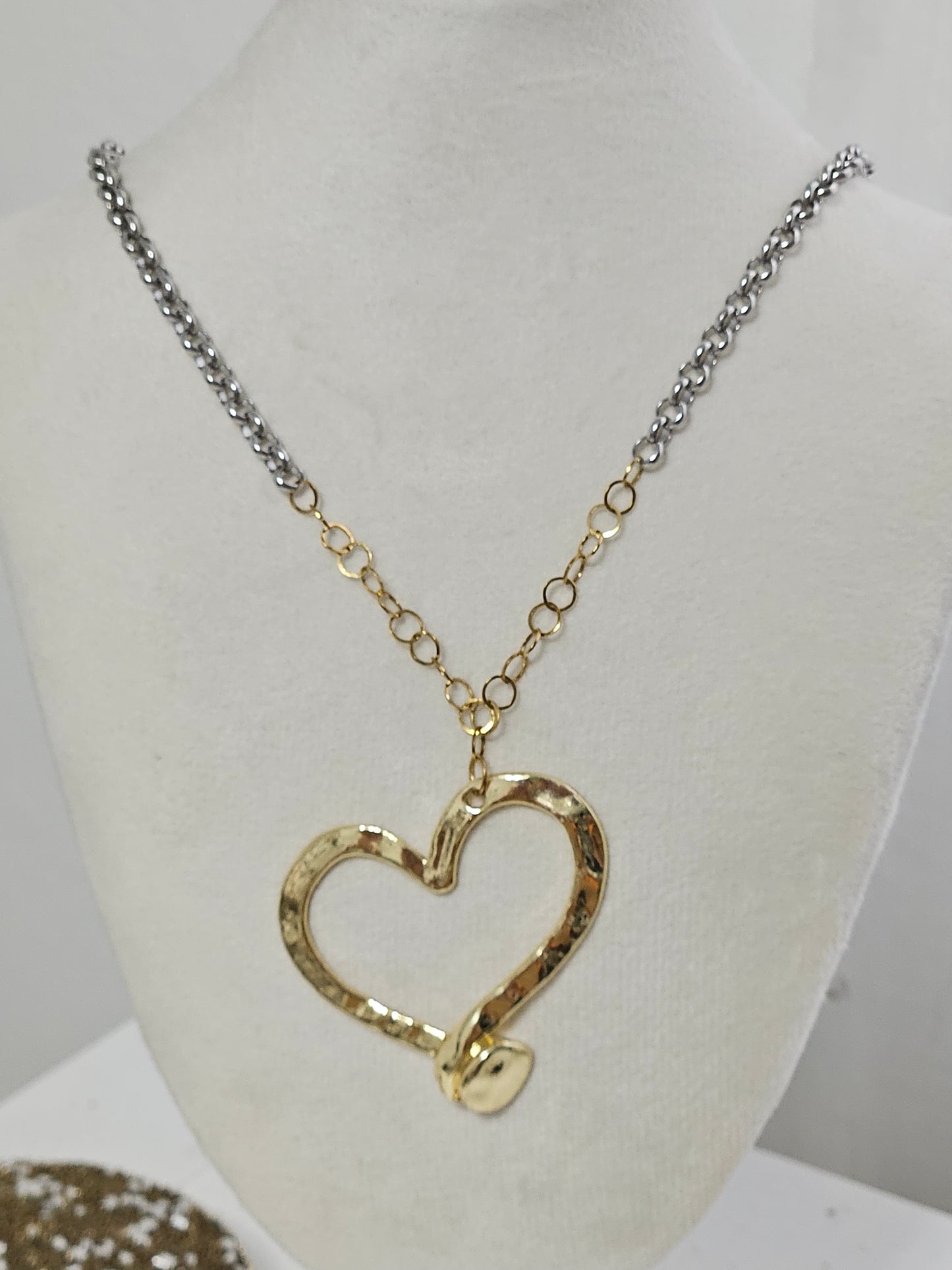 UNIK HEART NECKLACE